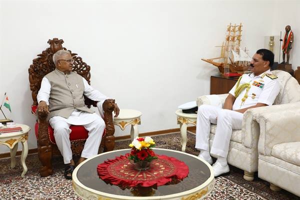 राज्यपाल श्री पटेल से भारतीय नौसेना प्रमुख ने की सौजन्य भेंट