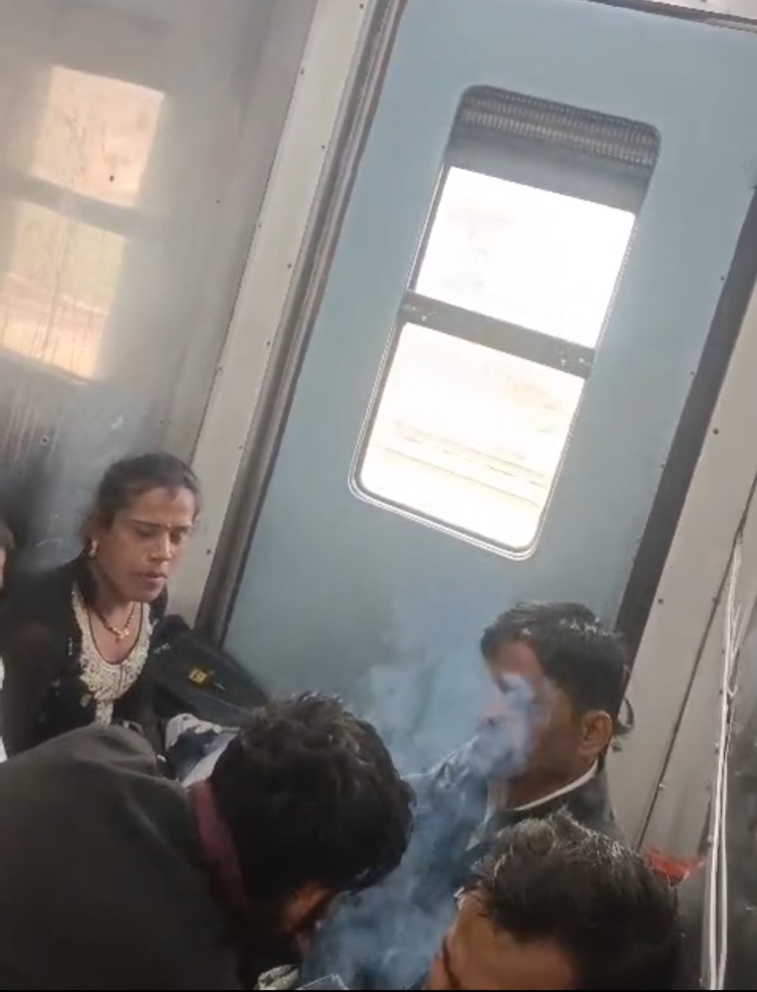 ट्रेन के सफर में चिलम का दम