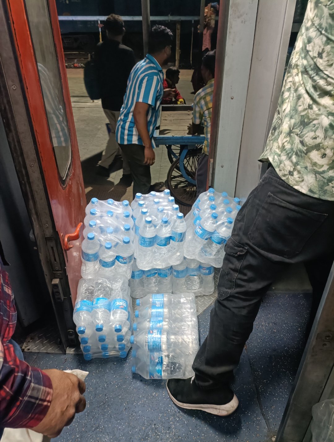 ट्रेन के यात्रियों के स्वास्थ्य के साथ खिलवाड़